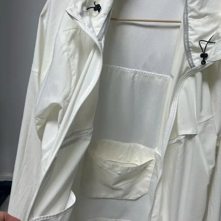 [BUNJANG] Nike Repel UV Windrunner Jacket Cream / 나이키 리펠 UV 바람막이 윈드러너 자켓 크림색