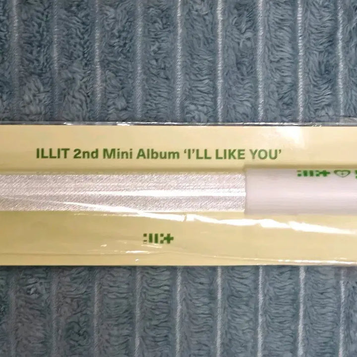 [BUNJANG] ILLIT Cherryish Official Lightstick (Unsealed) / 아일릿 임시응원봉 체리쉬 미개봉