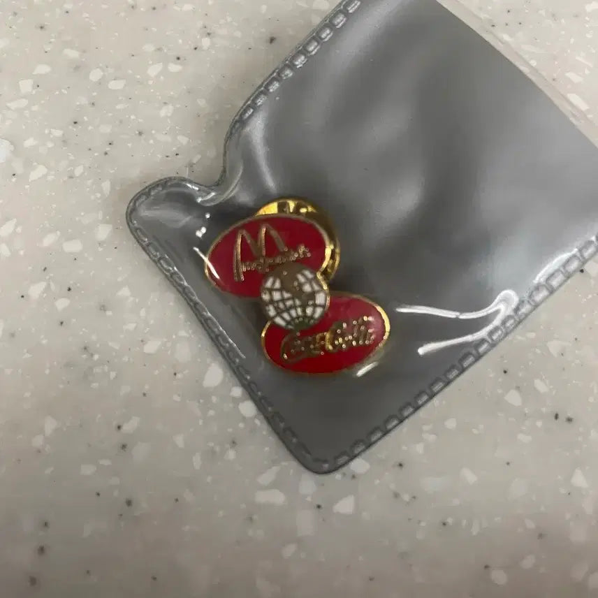 [BUNJANG] Coca-Cola McDonald's Badge / 맥도날드 코카콜라 뱃지