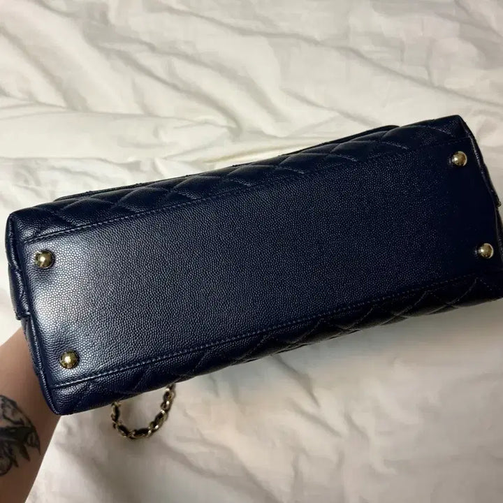 [BUNJANG] Chanel Coco Handle Caviar Navy Medium Handbag / 샤넬 코코핸들 캐비어 네이비 구미듐 현라지