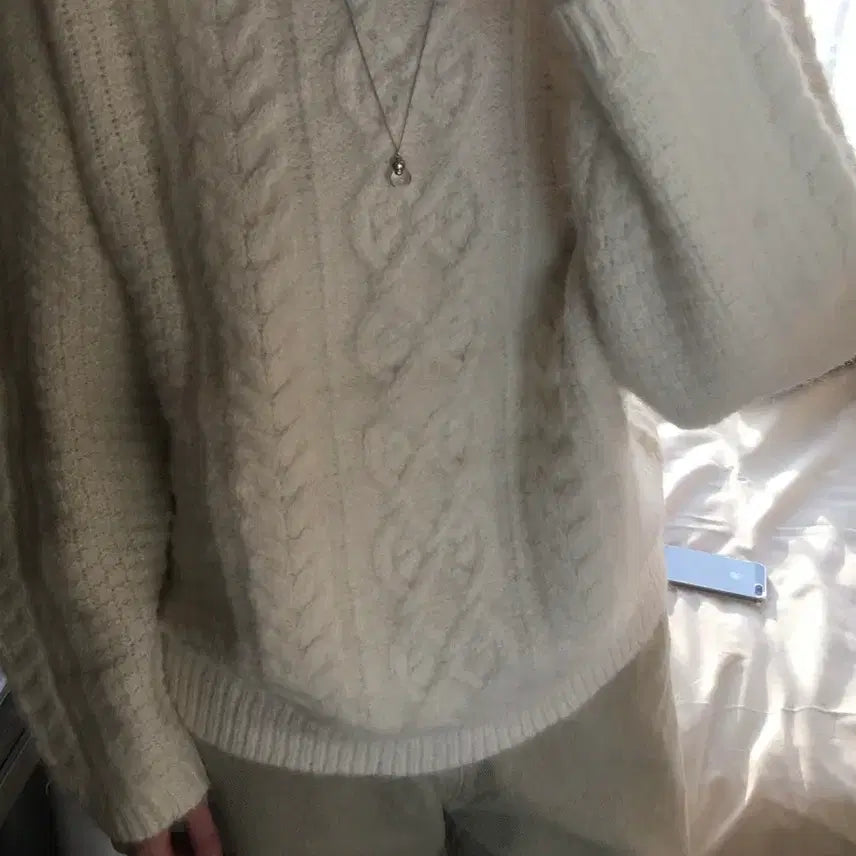 [BUNJANG] Ivory Cable Knit Sweater / 아이보리 꽈배기 니트 케이블 니트