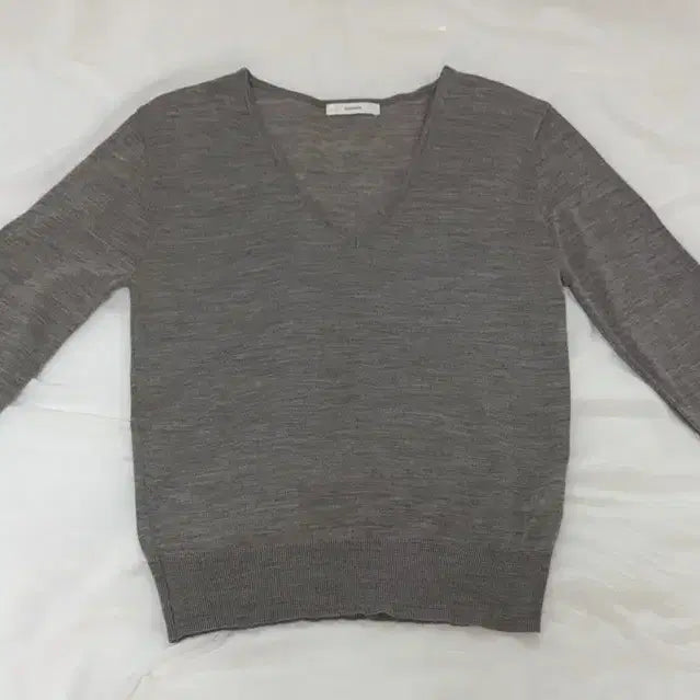 [BUNJANG] Blossom H Company V-Neck Knit Sweater / 블러썸 에이치 컴퍼니 브이넥니트