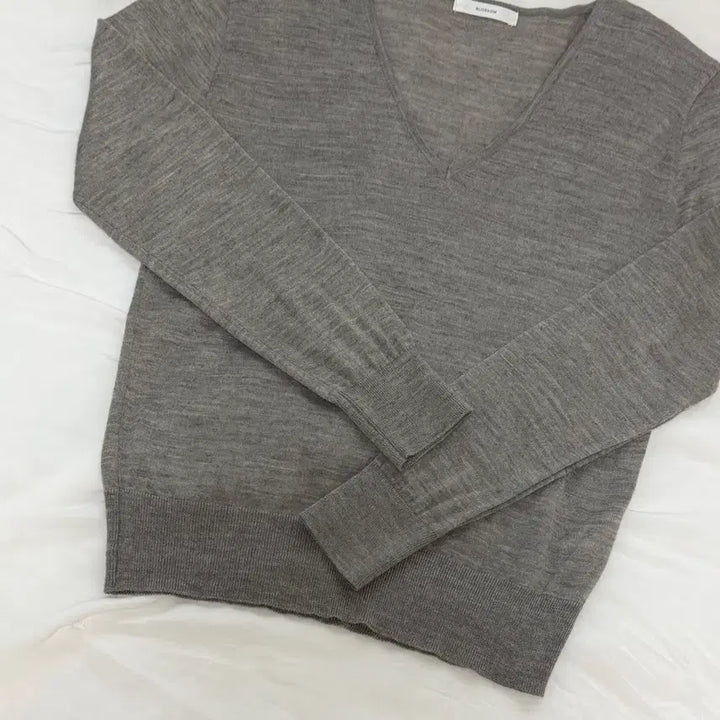[BUNJANG] Blossom H Company V-Neck Knit Sweater / 블러썸 에이치 컴퍼니 브이넥니트