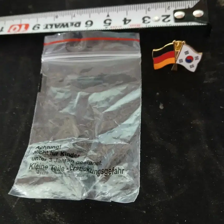 [BUNJANG] Germany & South Korea Flag Pin Badge / 독일과 한국 국기가 함께 있는 핀 배지 1개 입니다