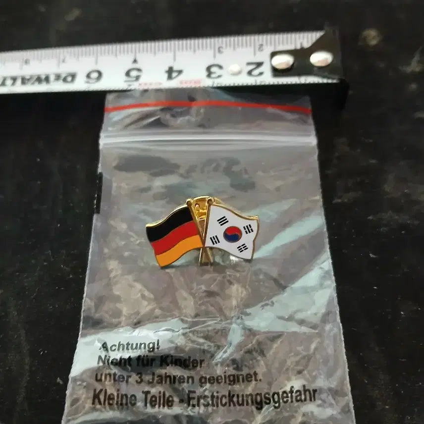 [BUNJANG] Germany & South Korea Flag Pin Badge / 독일과 한국 국기가 함께 있는 핀 배지 1개 입니다