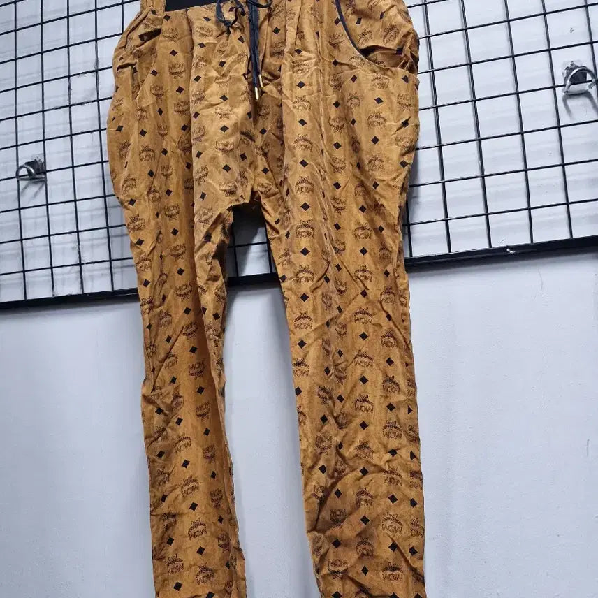 [BUNJANG] MCM Logo Brown Silk Pants / 44-55 MCM 로고 브라운 패턴 실크 바지.