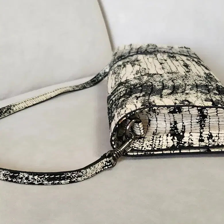 [BUNJANG] Real Python Ribbon Clutch Bag / 리얼파이톤 리본 클러치백(무료배송)