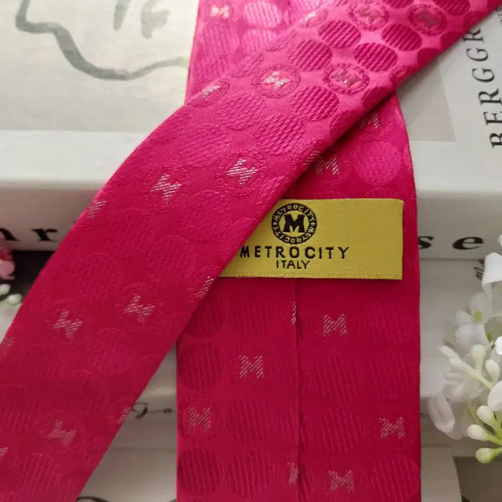 [BUNJANG] Metrocity Silk Red Logo Embroidered Tie 7cm / 메트로시티 실크 레드 로고 자수 넥타이 7cm A+등급 K1929
