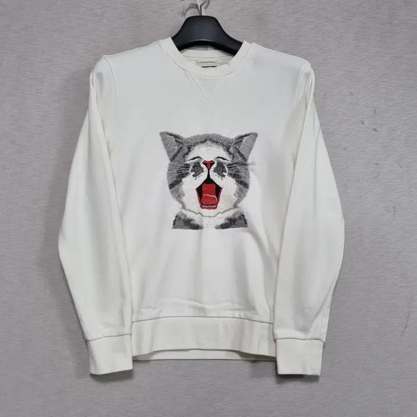 [BUNJANG] Man On The Boon Crewneck Sweatshirt (White Cat Embroidery) - Men&