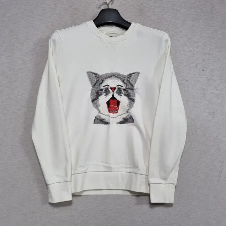 [BUNJANG] Man On The Boon Crewneck Sweatshirt (White Cat Embroidery) - Men&