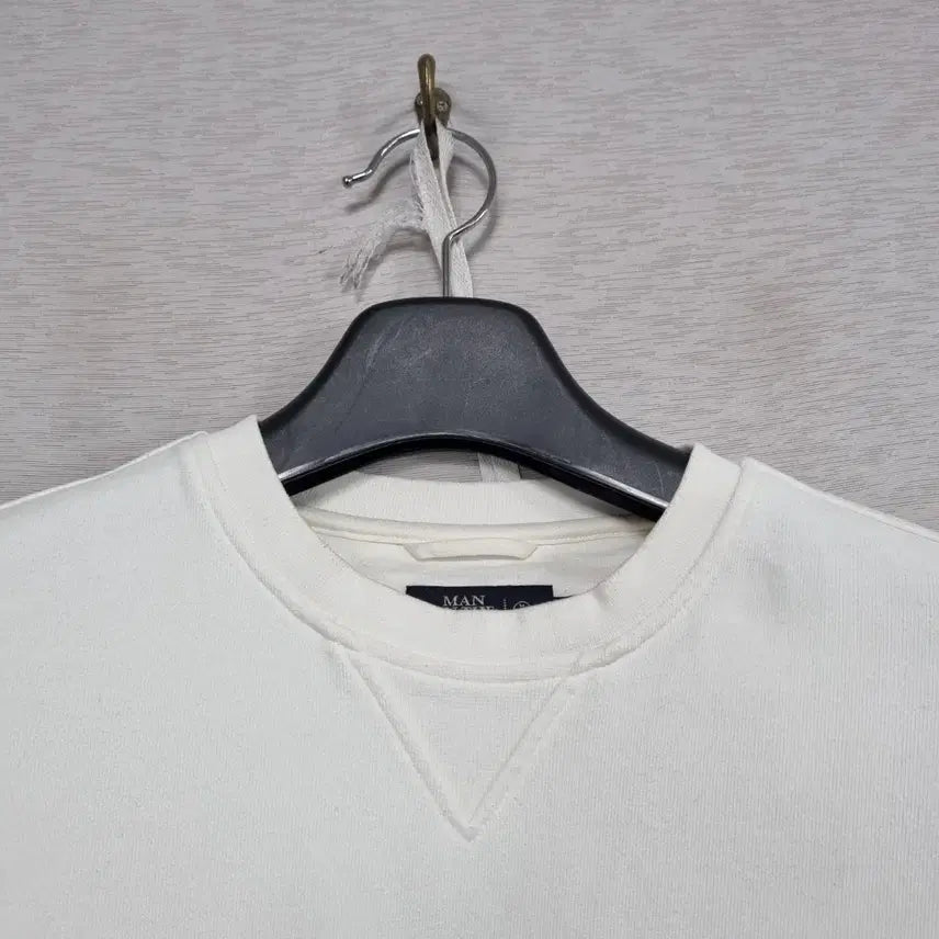 [BUNJANG] Man On The Boon Crewneck Sweatshirt (White Cat Embroidery) - Men&