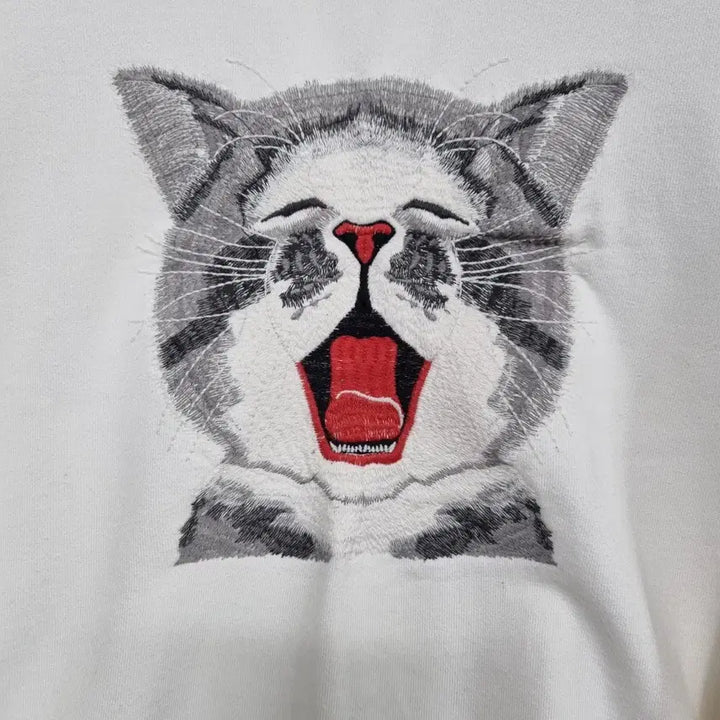 [BUNJANG] Man On The Boon Crewneck Sweatshirt (White Cat Embroidery) - Men&