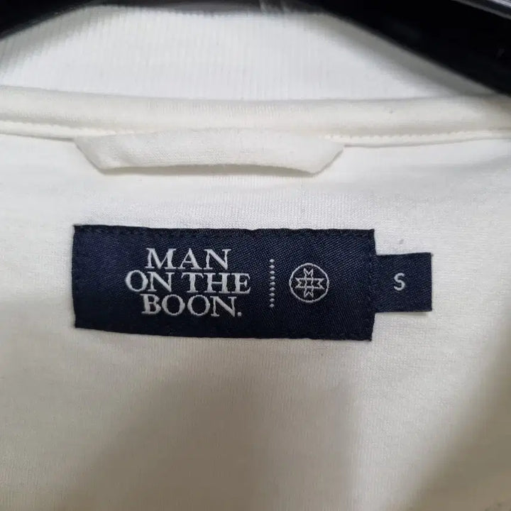 [BUNJANG] Man On The Boon Crewneck Sweatshirt (White Cat Embroidery) - Men&