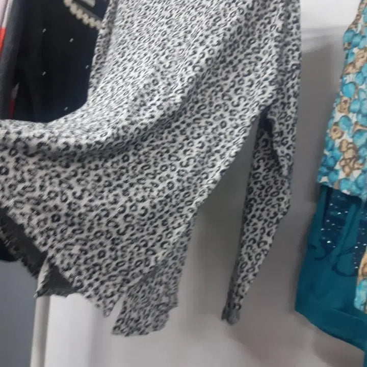 [BUNJANG] Leopard Print Long Sleeve T-shirt / 레오파드 패턴 긴팔 티셔츠 미사용