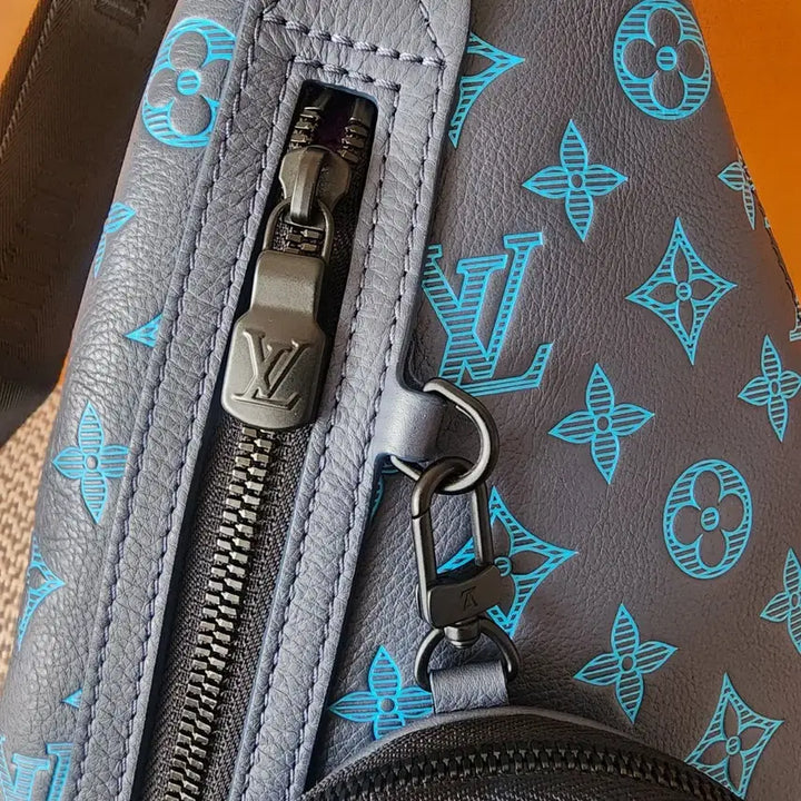 [BUNJANG] Louis Vuitton Monogram Shadow Duo Sling Bag / 새상품급 루이비통 네이비 리버블루 쉐도우 모노그램 듀오 슬링백