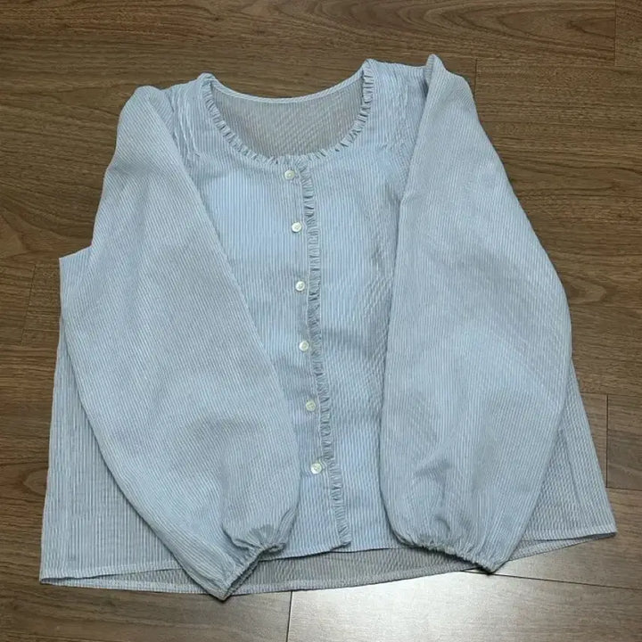 [BUNJANG] UNDERB Blooming Stripe Blouse Sky Blue / 언더비 blooming 스트라이프 블라우스 스카이블루