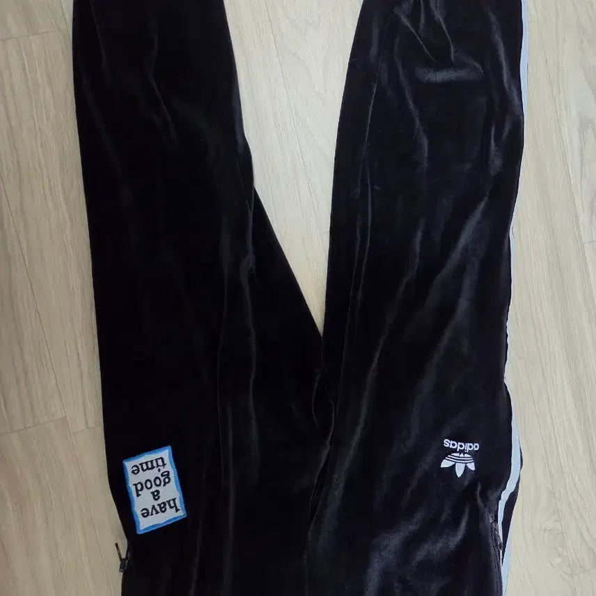 [SOLD OUT] 아디다스 벨벳 트랙 팬츠 블랙