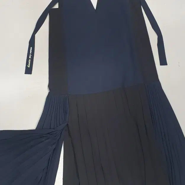 [BUNJANG] Lucky Chouette Pleated Sleeveless Dress Black / 럭키슈에뜨 플리츠 민소매 원피스 블랙