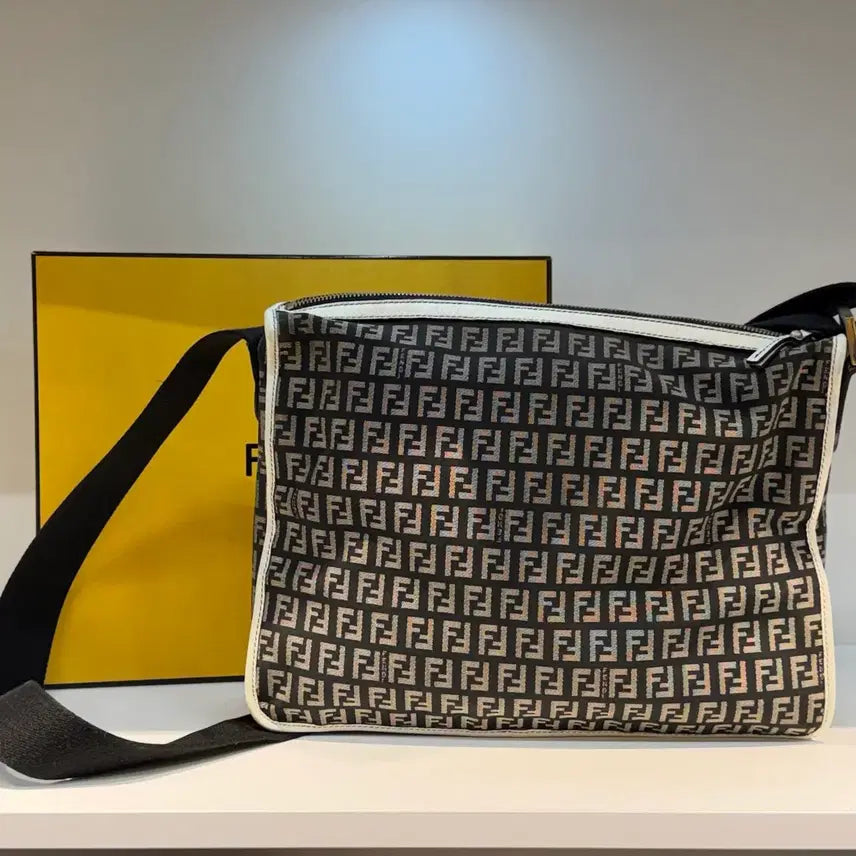 [BUNJANG] Fendi FF Monogram Crossbody Bag / 펜디 크로스백