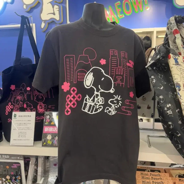 [BUNJANG] Snoopy Black T-Shirt Shinjuku Limited Edition / 스누피 블랙 반팔 티셔츠 신주쿠점 한정판