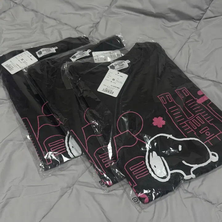 [BUNJANG] Snoopy Black T-Shirt Shinjuku Limited Edition / 스누피 블랙 반팔 티셔츠 신주쿠점 한정판