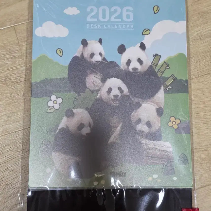 [BUNJANG] Everland Rui Hui Bao Family 2026 Desk Calendar / 에버랜드 루이후이 바오패밀리 2026 탁상달력