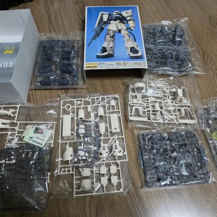 [BUNJANG] Bandai MG Zaku II F2 Type Federation Army Edition Model Kit / 반다이 MG 자쿠2 F2형 연방군 사양 런너 미개봉 팝니다
