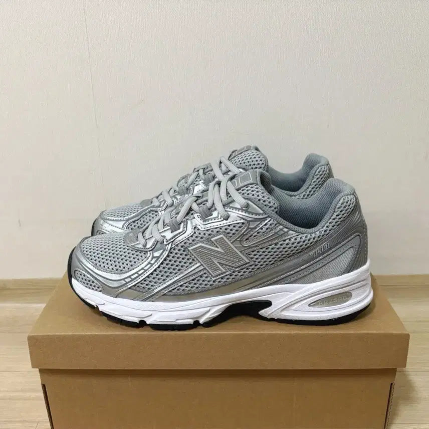 [BUNJANG] New Balance 740 Metallic Silver Gray Sneakers / [265] 뉴발란스 740 메탈릭 실버 그레이 스니커즈
