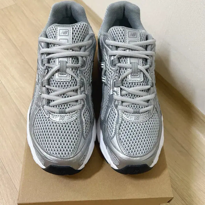 [BUNJANG] New Balance 740 Metallic Silver Gray Sneakers / [265] 뉴발란스 740 메탈릭 실버 그레이 스니커즈