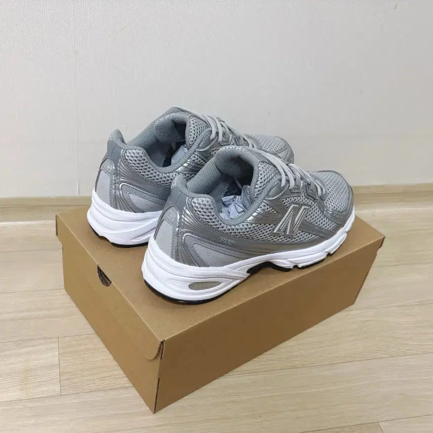 [BUNJANG] New Balance 740 Metallic Silver Gray Sneakers / [265] 뉴발란스 740 메탈릭 실버 그레이 스니커즈