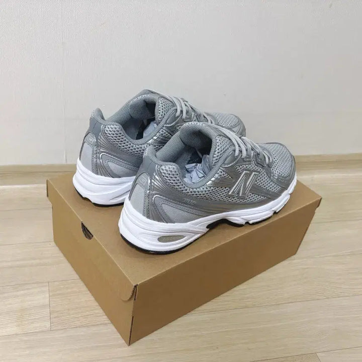 [BUNJANG] New Balance 740 Metallic Silver Gray Sneakers / [265] 뉴발란스 740 메탈릭 실버 그레이 스니커즈
