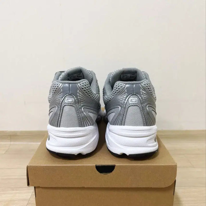 [BUNJANG] New Balance 740 Metallic Silver Gray Sneakers / [265] 뉴발란스 740 메탈릭 실버 그레이 스니커즈