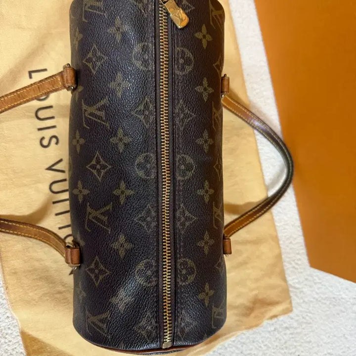 [BUNJANG] Louis Vuitton Papillon Monogram Tote Bag / 루이비통 파피용 26 모노그램 원통형 토트백(오늘만 이 할인 가격!!)