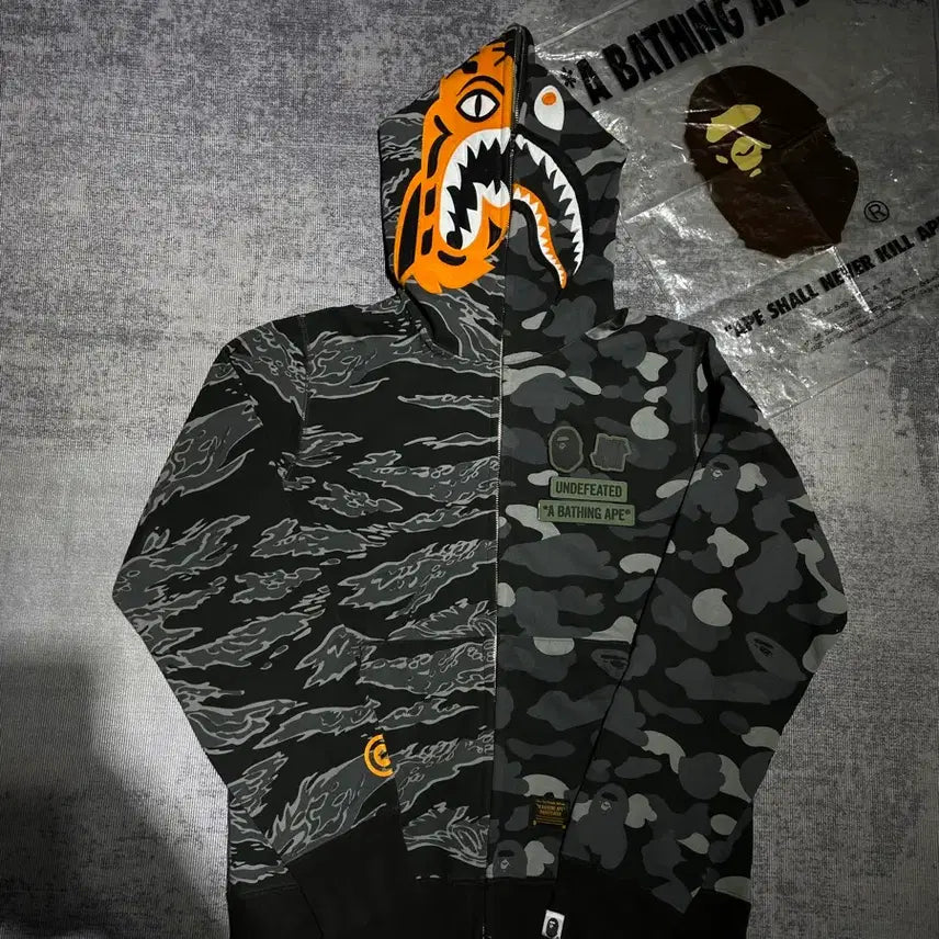 [BUNJANG] BAPE x Undefeated x Timberland Limited Edition Shark/Tiger Camo Hooded Zip-Up (L) / (L) 한정판 베이프X언디핏X팀버랜드 샤크/타이거 카모 후드집업