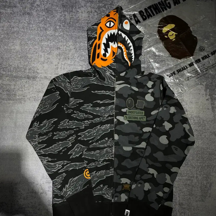 [BUNJANG] BAPE x Undefeated x Timberland Limited Edition Shark/Tiger Camo Hooded Zip-Up (L) / (L) 한정판 베이프X언디핏X팀버랜드 샤크/타이거 카모 후드집업