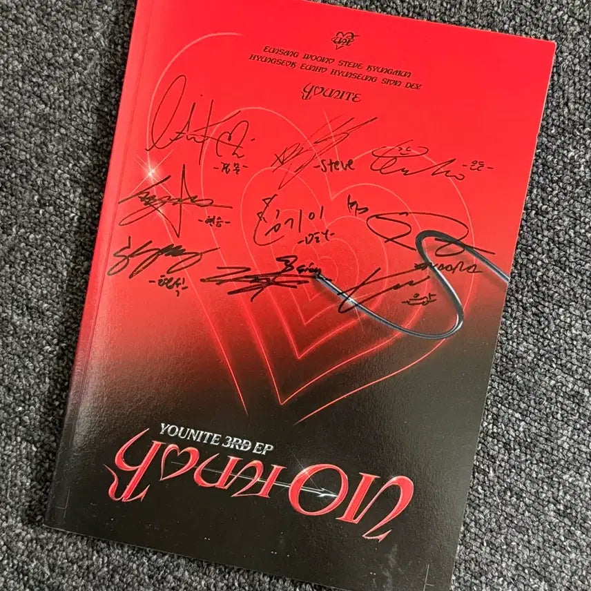 [BUNJANG] Younite Turn Out Signed Album / Younite 3rd EP Turn Out 친필 싸인 앨범 판매합니다.