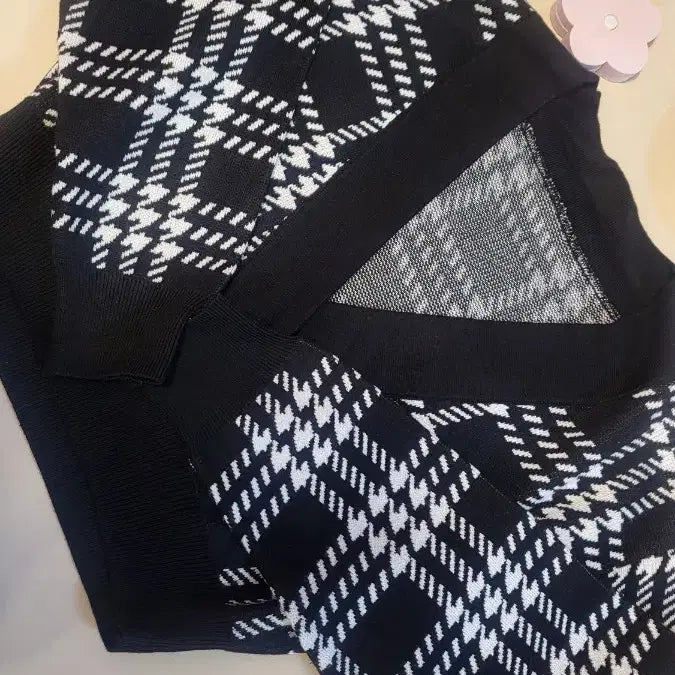 [BUNJANG] Black and White Check Knit Cardigan and Skirt Set / 블랙/화이트 체크 패턴 니트가디건 스커트 세트