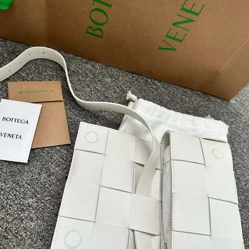 [BUNJANG] Bottega Veneta Cassette Belt Bag White / 보테가베네타 카세트 벨트백 화이트