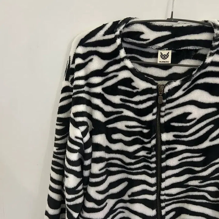 [SOLD OUT] 오네갸루 지브라 펑크 후리스 자켓
