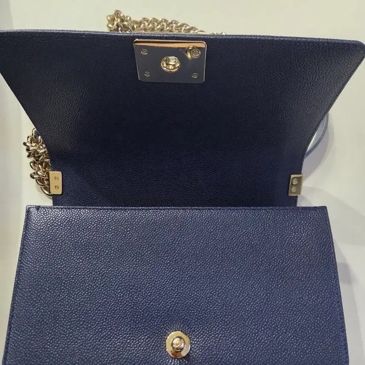 [BUNJANG] Chanel Boy Bag Navy Medium / 샤넬 보이백 네이비 미듐 판매