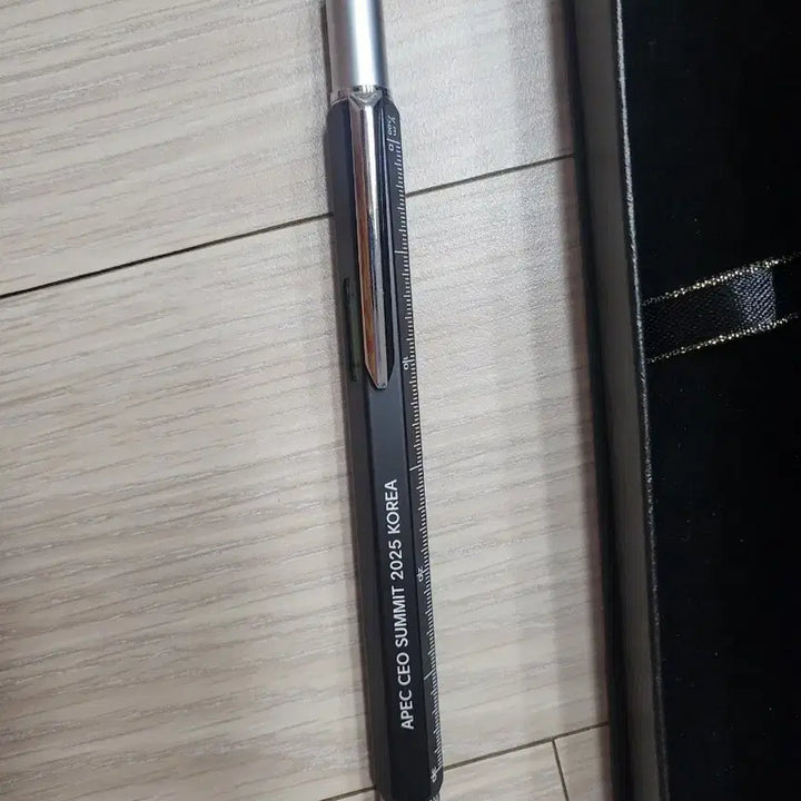 [BUNJANG] APEC 2025 Commemorative Ballpoint Pen / APEC 2025 기념품 볼펜
