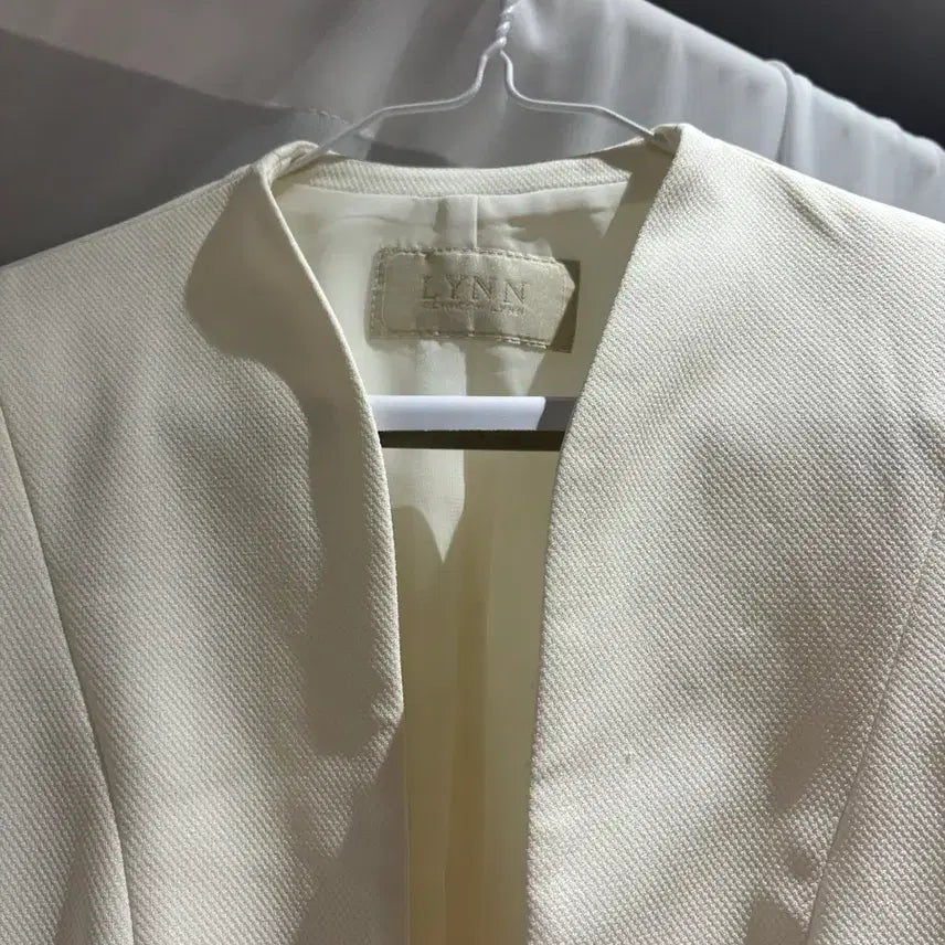 [BUNJANG] LYNN Ivory Polyester Blend Jacket / LYNN 아이보리 색상의 여성 자켓입니다