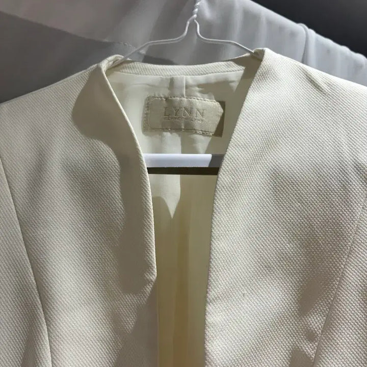 [BUNJANG] LYNN Ivory Polyester Blend Jacket / LYNN 아이보리 색상의 여성 자켓입니다