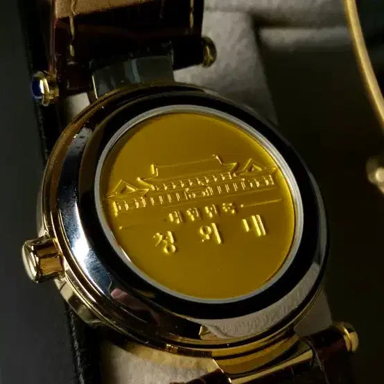 [BUNJANG] Unbranded Gold Watch / 청와대 부조기법 시계 금장 판매합니다.