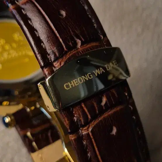 [BUNJANG] Unbranded Gold Watch / 청와대 부조기법 시계 금장 판매합니다.