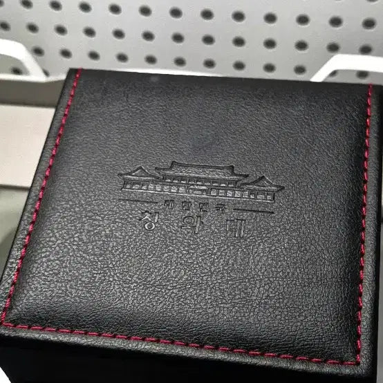 [BUNJANG] Unbranded Gold Watch / 청와대 부조기법 시계 금장 판매합니다.