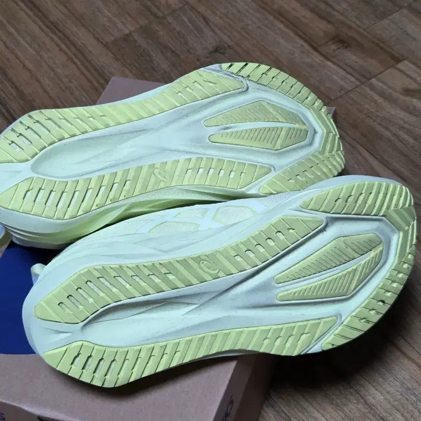 [BUNJANG] Asics Nova Blast 5 Lite Show Running Shoes / 아식스 노바블라스트 5 라이트 쇼 허들 옐로우