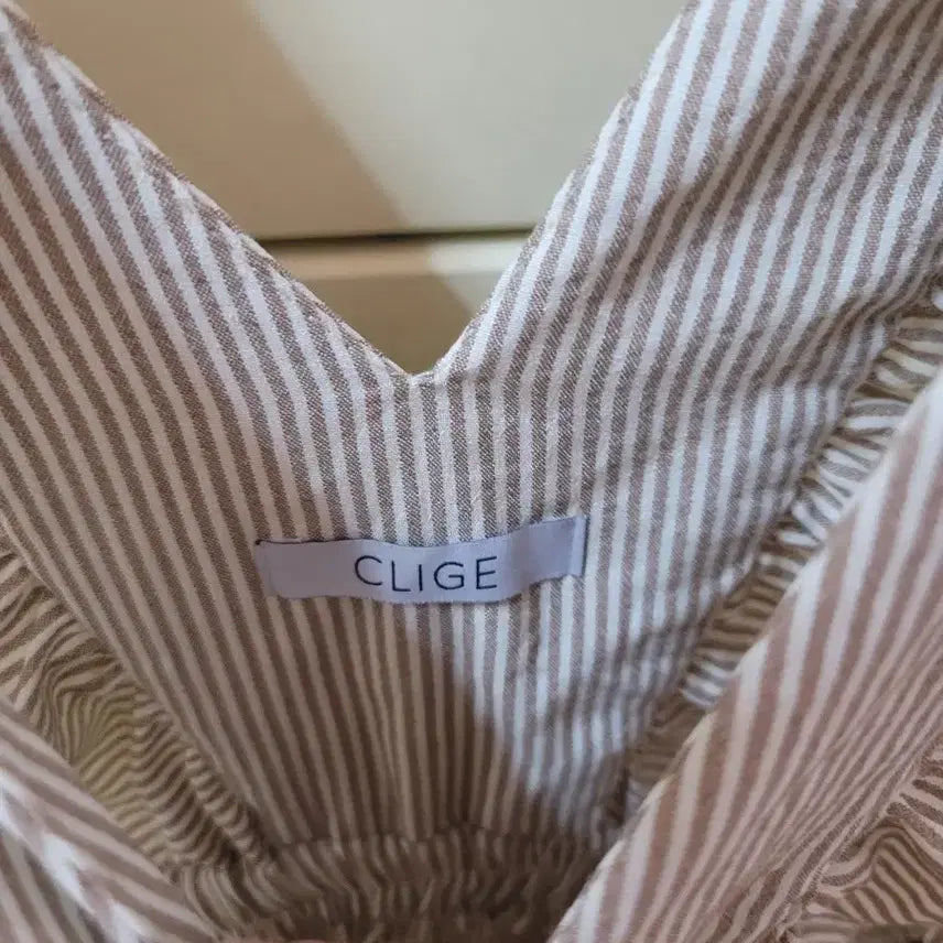 [SOLD OUT] CLIGE 스트라이프 프릴 점프수트