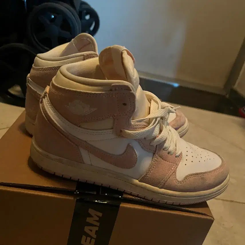 [BUNJANG] Nike Air Jordan 1 Pink Suede Sneakers / 나이키 에어 조던 1 핑크 스웨이드 운동화 딸기우유