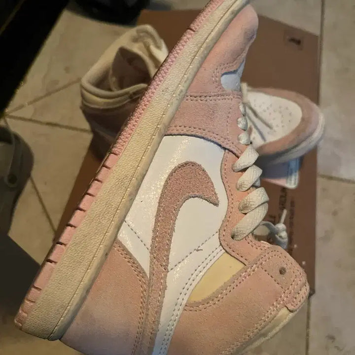[BUNJANG] Nike Air Jordan 1 Pink Suede Sneakers / 나이키 에어 조던 1 핑크 스웨이드 운동화 딸기우유